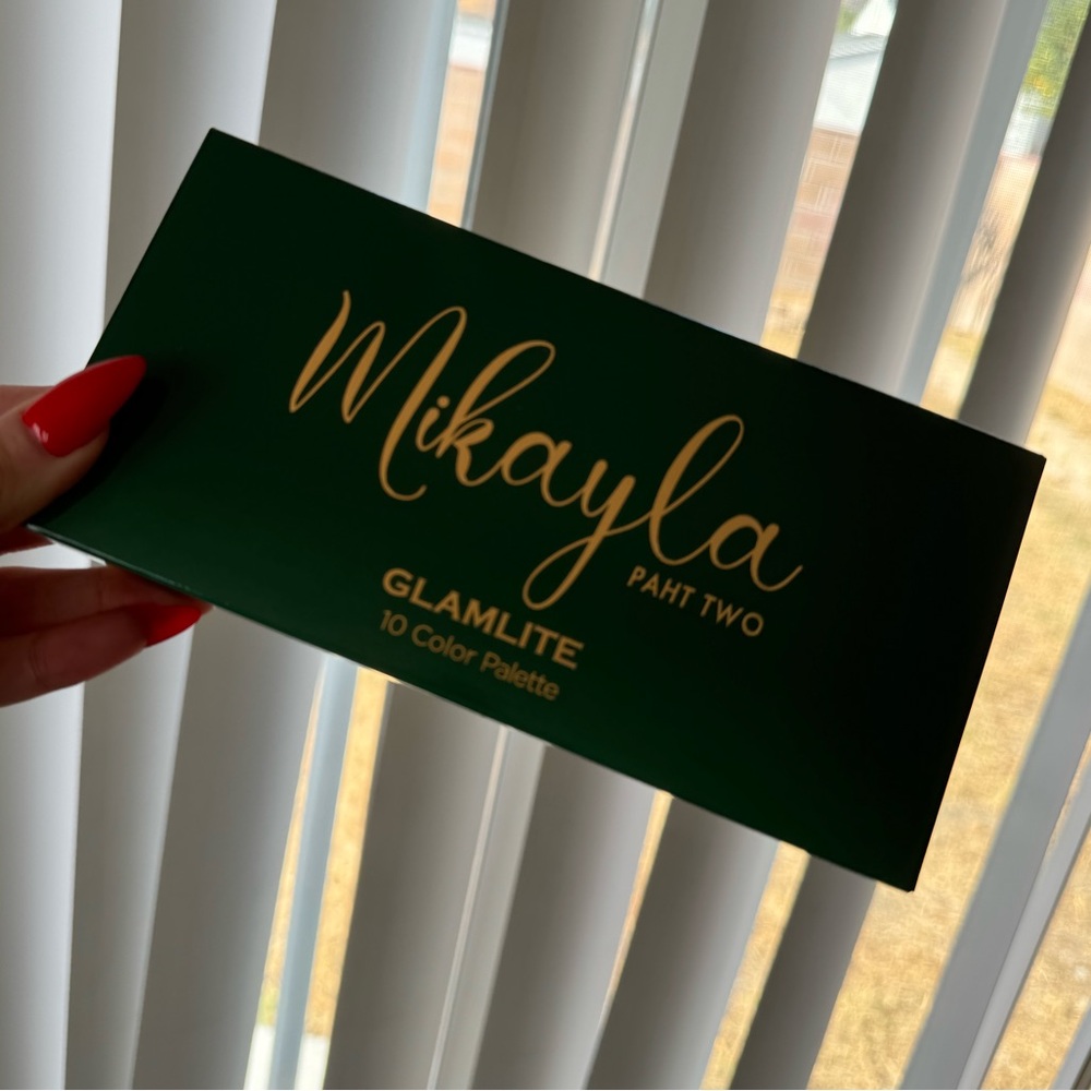 MIKAYLA PAHT TWO X GLAMLITE 10 COLOR PALETTE
